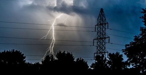 供電線路后面電閃雷鳴